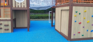 ショッピングモール　遊び場　遊具下